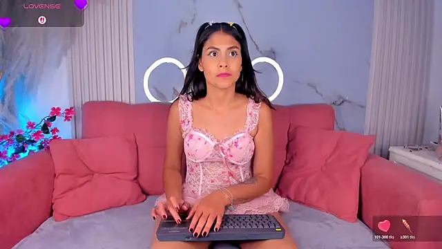 Snapshot of LunaRossie_ chatting on June 19, 8:36 pm LunaRossie online show from June 19, 8:36 pm