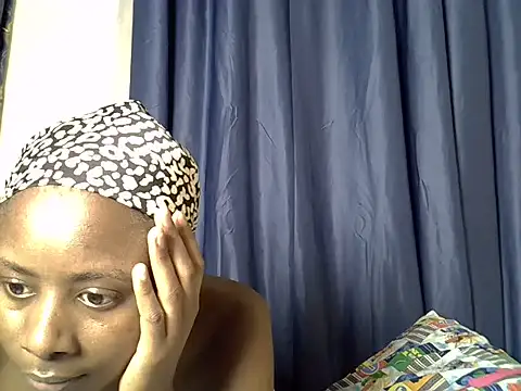 Snapshot of youngdvia chatting on June 4, 8:13 pm youngdvia online show from June 4, 8:13 pm