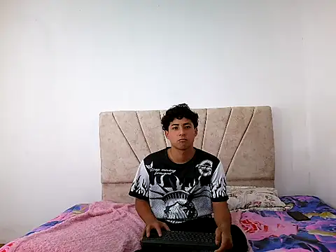 Snapshot of Robertt_Brown chatting on May 27, 5:04 am Robertt Brown online show from May 27, 5:04 am