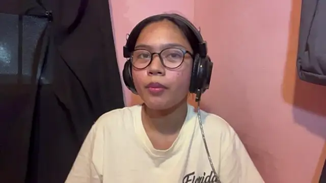 Snapshot of SalleyRoloff chatting on May 27, 2:13 pm SalleyRoloff online show from May 27, 2:13 pm