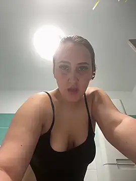 Snapshot of SweetTerrea chatting on June 3, 9:52 pm SweetTerrea online show from June 3, 9:52 pm