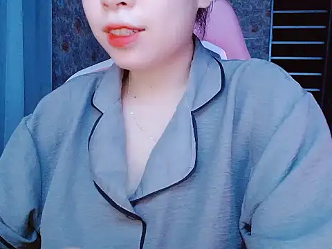 Julie Ulie online show from May 27, 2:24 pm