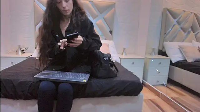 Snapshot of valentinasu chatting on June 1, 11:32 am valentinasu online show from June 1, 11:32 am