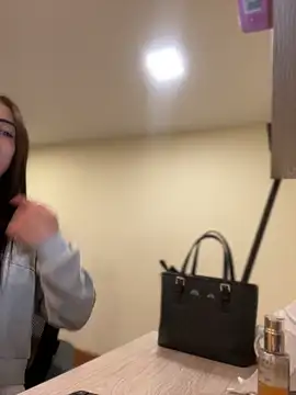 Hanna Cruz  online show from June 26, 1:28 pm