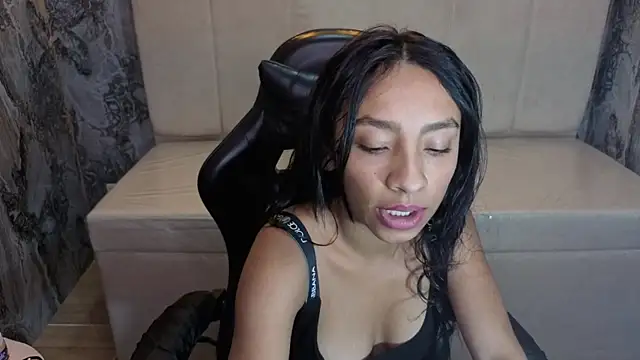 Snapshot of Adarasuri_v chatting on June 27, 3:23 am Adarasuri v online show from June 27, 3:23 am
