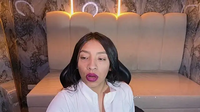 Snapshot of Adarasuri_v chatting on July 1, 3:07 am Adarasuri v online show from July 1, 3:07 am