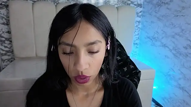 Snapshot of Adarasuri_v chatting on June 11, 3:03 am Adarasuri v online show from June 11, 3:03 am