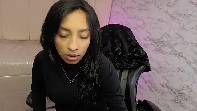 Snapshot of Adarasuri_v chatting on June 13, 3:04 am Adarasuri v online show from June 13, 3:04 am