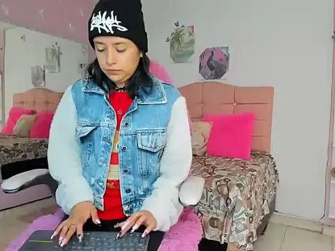 ivyyemerald  online show from May 29, 12:44 pm