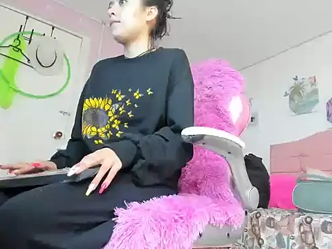ivyyemerald  online show from May 22, 12:03 pm