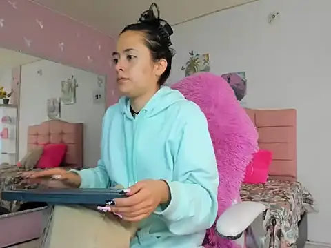 ivyyemerald  online show from June 3, 12:50 pm