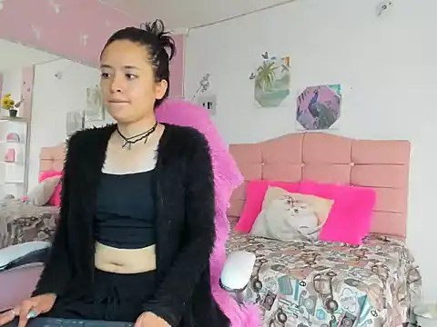 ivyyemerald  online show from June 16, 1:00 pm