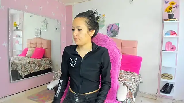 ivyyemerald  online show from June 26, 6:36 pm