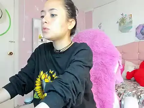 ivyyemerald  online show from May 23, 1:32 pm