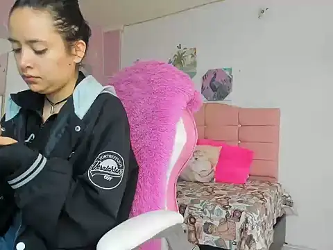 ivyyemerald  online show from June 6, 12:43 pm