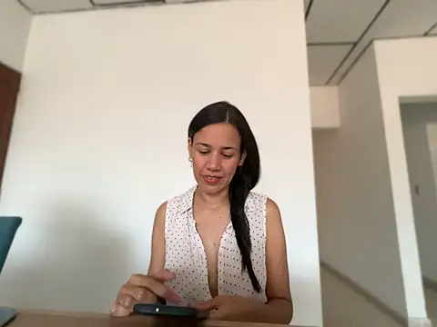 Snapshot of siempre_linda chatting on May 25, 10:30 pm siempre linda online show from May 25, 10:30 pm