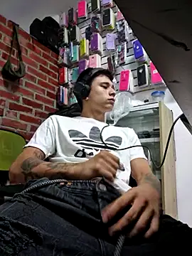 Snapshot of tom_latin chatting on June 6, 10:15 pm tom latin online show from June 6, 10:15 pm