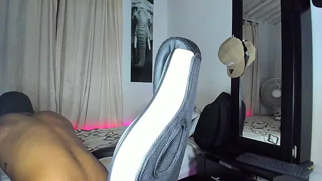Snapshot of LucasWatsonnn chatting on June 9, 1:28 am LucasWatsonnn online show from June 9, 1:28 am
