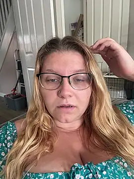 Snapshot of LucieLouBabe chatting on July 1, 11:10 am LucieLouBabe online show from July 1, 11:10 am