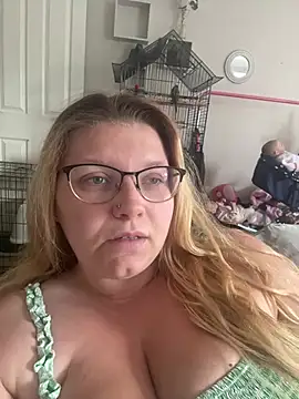 Snapshot of LucieLouBabe chatting on June 29, 1:22 pm LucieLouBabe online show from June 29, 1:22 pm