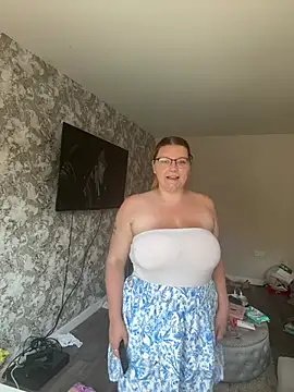 Snapshot of LucieLouBabe chatting on July 9, 10:26 am LucieLouBabe online show from July 9, 10:26 am