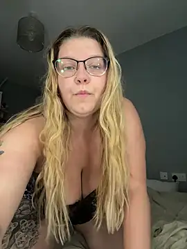 Snapshot of LucieLouBabe chatting on June 7, 10:37 pm LucieLouBabe online show from June 7, 10:37 pm