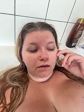 Snapshot of LucieLouBabe chatting on June 5, 10:43 am LucieLouBabe online show from June 5, 10:43 am