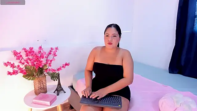 Nikkibounce online show from June 2, 2:39 pm