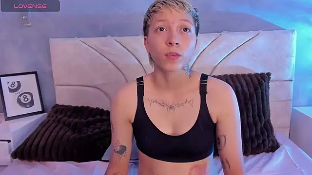 Snapshot of vane_grey chatting on May 25, 8:40 pm vane grey online show from May 25, 8:40 pm