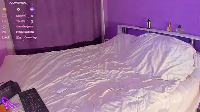 NicolePepper online show from October 31, 4:36 pm