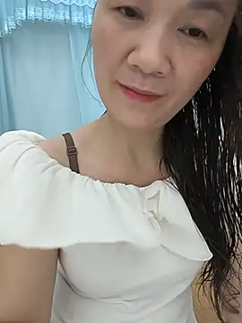 Snapshot of Lye_lovely chatting on June 26, 1:17 pm Lye lovely online show from June 26, 1:17 pm