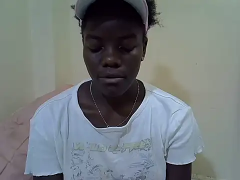 Snapshot of petite_lily chatting on June 3, 12:44 am petite lily online show from June 3, 12:44 am