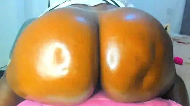 Snapshot of bigass_cutie chatting on June 4, 2:38 am bigass cutie online show from June 4, 2:38 am