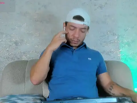 Snapshot of OliverWyse chatting on June 24, 11:46 pm OliverWyse online show from June 24, 11:46 pm