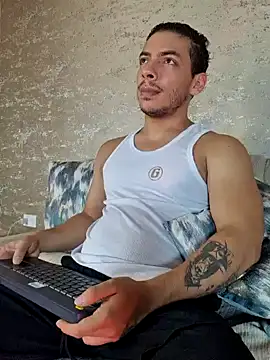 Snapshot of OliverWyse chatting on June 22, 11:57 pm OliverWyse online show from June 22, 11:57 pm