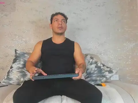 Snapshot of OliverWyse chatting on June 19, 11:53 pm OliverWyse online show from June 19, 11:53 pm