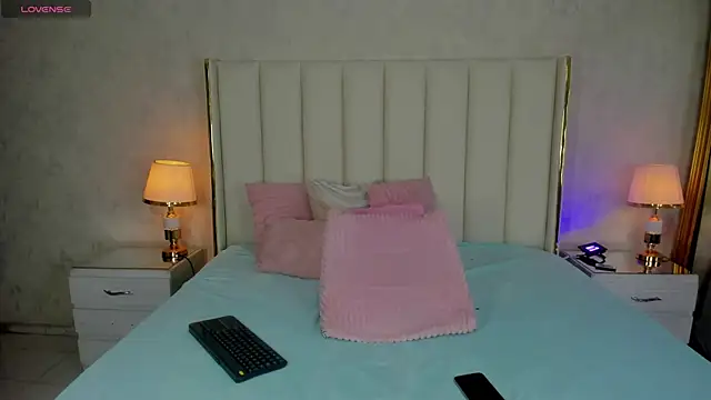 Snapshot of KaylaDavies chatting on June 19, 8:36 pm KaylaDavies online show from June 19, 8:36 pm