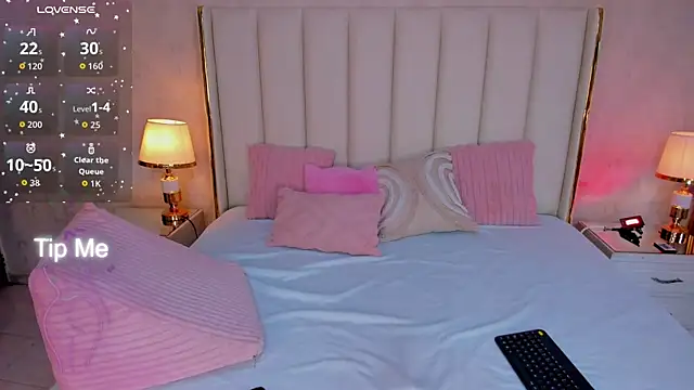 Snapshot of KaylaDavies chatting on June 9, 8:21 pm KaylaDavies online show from June 9, 8:21 pm