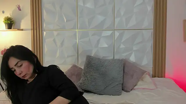 Snapshot of Anniee_333 chatting on June 16, 1:44 pm Anniee 333 online show from June 16, 1:44 pm