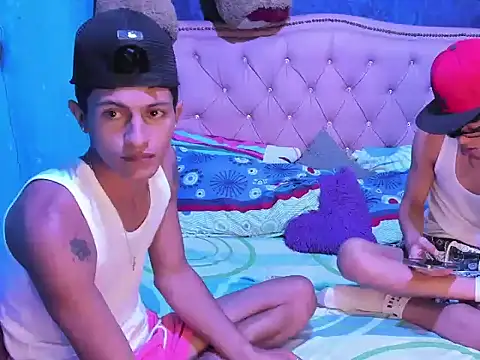 Snapshot of sexy_guys23 chatting on May 27, 9:44 pm sexy guys23 online show from May 27, 9:44 pm