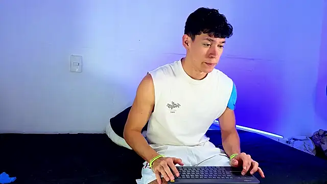 Luke Muscle online show from May 23, 3:22 pm