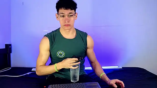 Luke Muscle online show from May 28, 12:33 pm