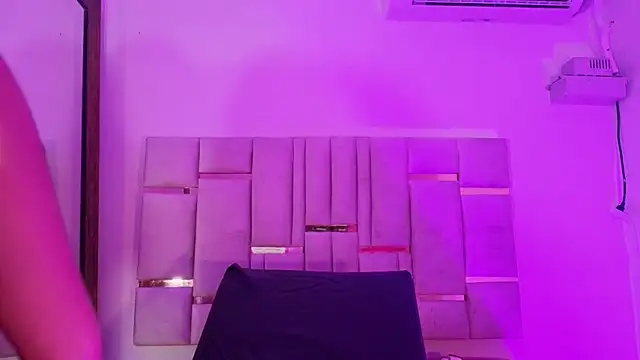 Mikaela-Banes online show from July 18, 7:33 pm