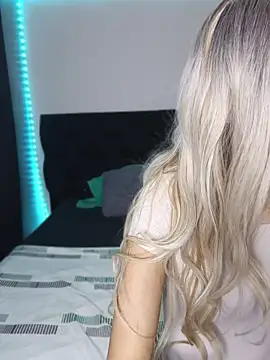 Snapshot of sofi_diaz1 chatting on June 6, 6:13 pm sofi diaz1 online show from June 6, 6:13 pm