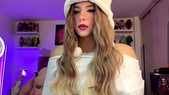 Snapshot of goldenangel_4u chatting on May 23, 4:55 am goldenangel 4u online show from May 23, 4:55 am
