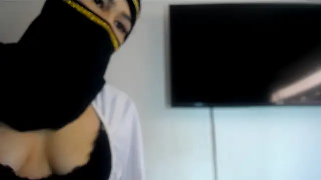 Snapshot of Fox_Loves chatting on May 28, 12:44 pm Fox Loves online show from May 28, 12:44 pm