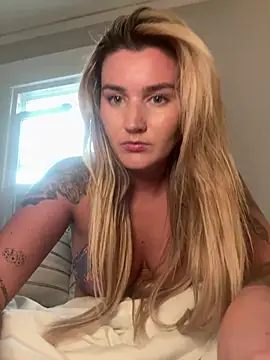 Snapshot of thebeachyblonde chatting on June 24, 11:46 pm thebeachyblonde online show from June 24, 11:46 pm