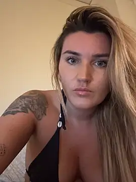 Snapshot of thebeachyblonde chatting on July 17, 2:20 am thebeachyblonde online show from July 17, 2:20 am