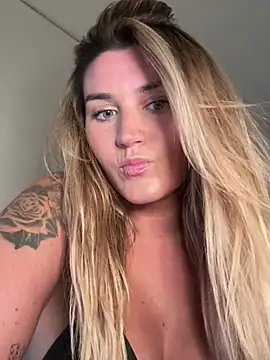 Snapshot of thebeachyblonde chatting on July 15, 9:44 pm thebeachyblonde online show from July 15, 9:44 pm