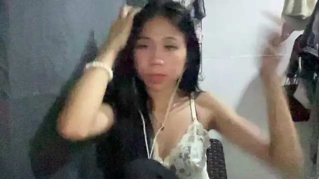 amberluiss online show from June 1, 1:55 pm